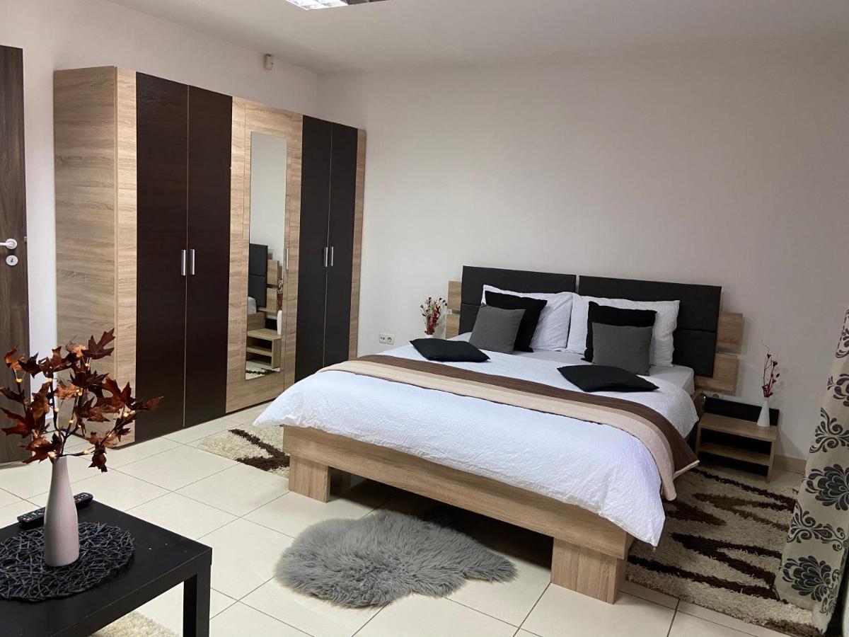 Aqua Apartman Satu Mare Exteriör bild